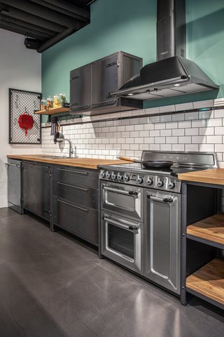 Küche mit Stahlmöbeln im Industrial Design