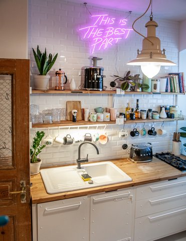 Individuelle Küche mit Neon Schrift und Holzarbeitsplatte